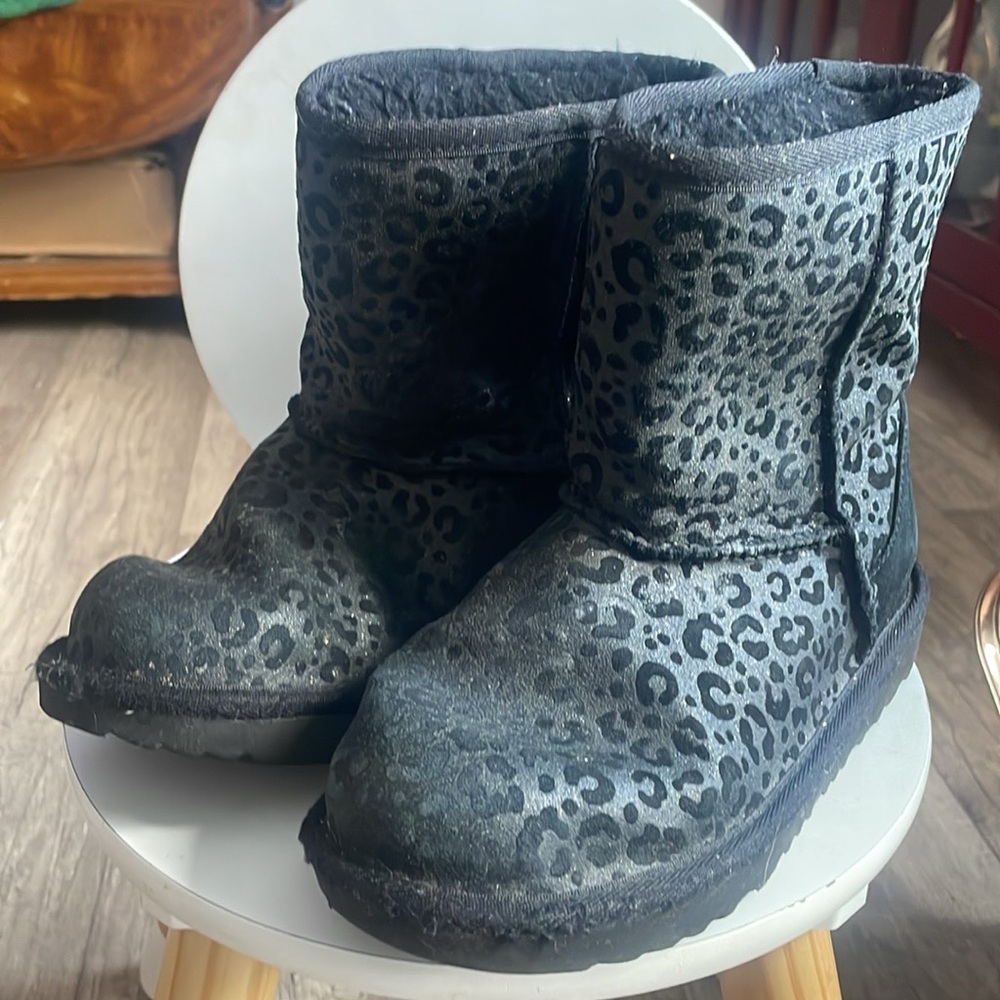 Kids cheetah uggs size 3